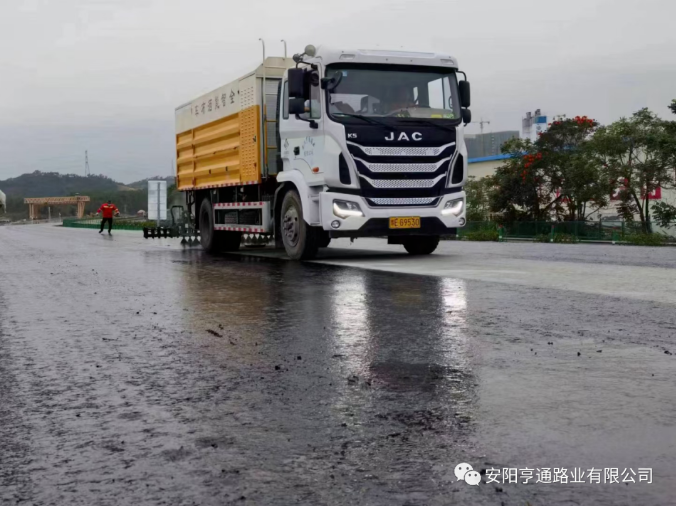 祝賀我司深汕西項目透層、封層試驗段圓 滿成功